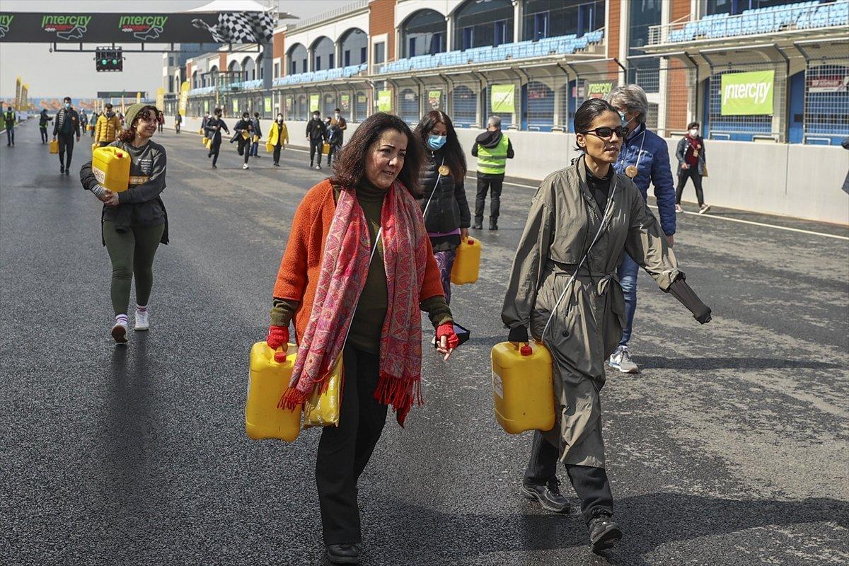 Afrika insanıyla empati kurmak için yürüyerek bidonla su taşıdılar