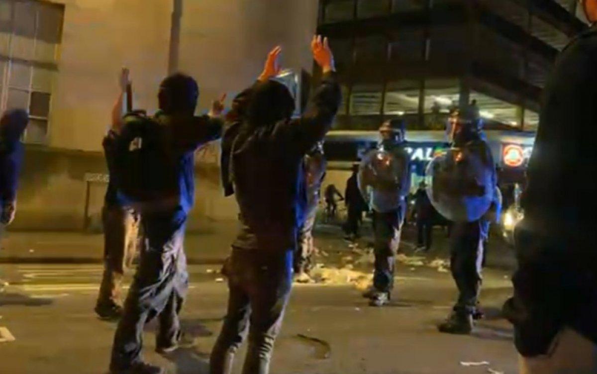 İngiltere'nin Bristol kentinde eylemciler polis karakoluna saldırdı