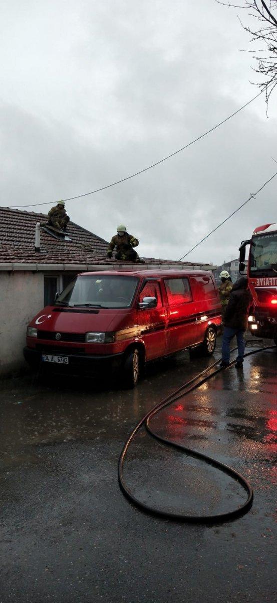 İstanbul'da bir evin çatısına yıldırım düştü