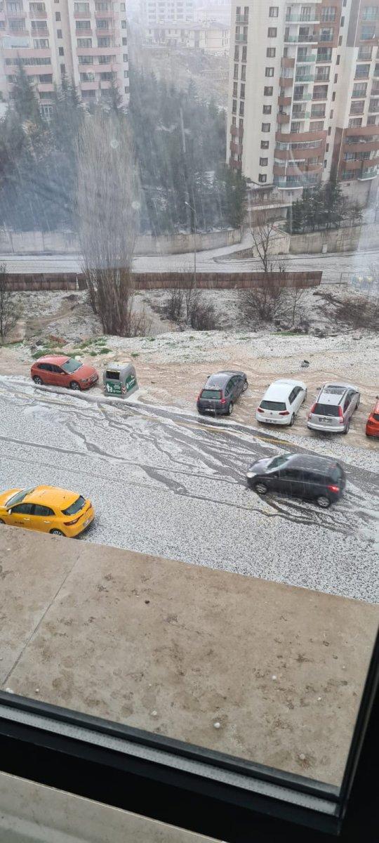 Ankara'da aniden bastıran dolu, şehri etkisi altına aldı