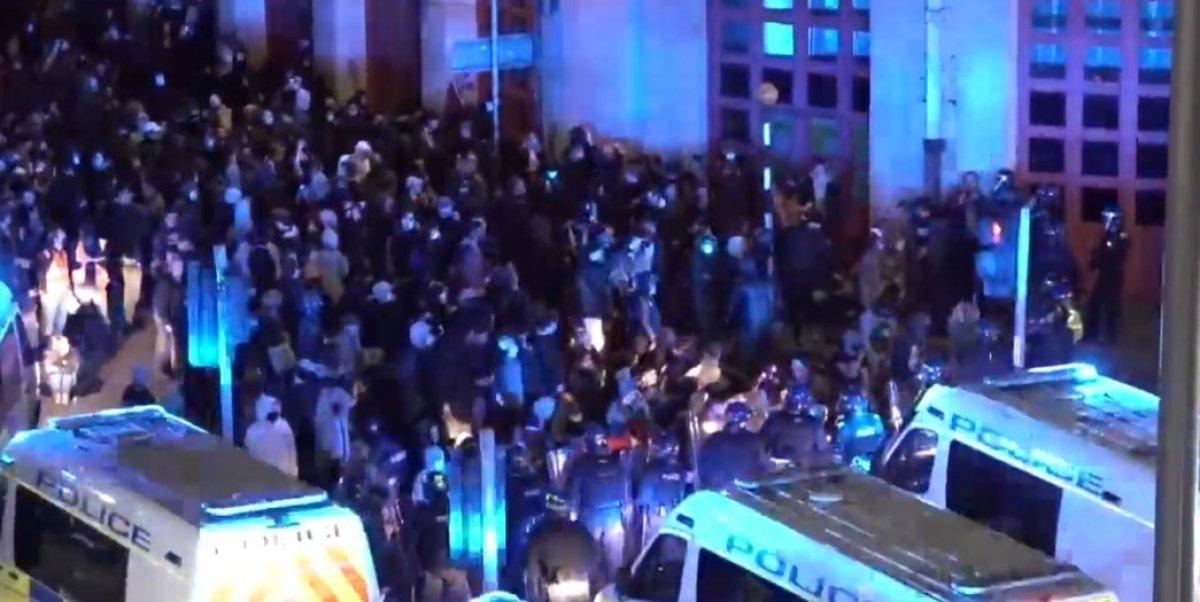 İngiltere'nin Bristol kentinde eylemciler polis karakoluna saldırdı