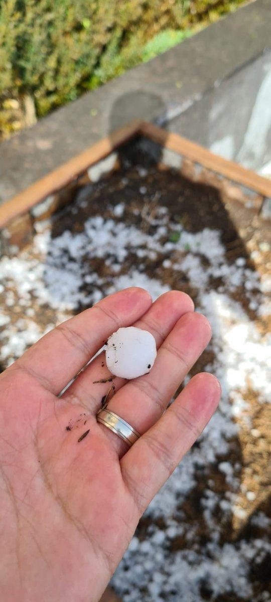 Ankara'da aniden bastıran dolu, şehri etkisi altına aldı