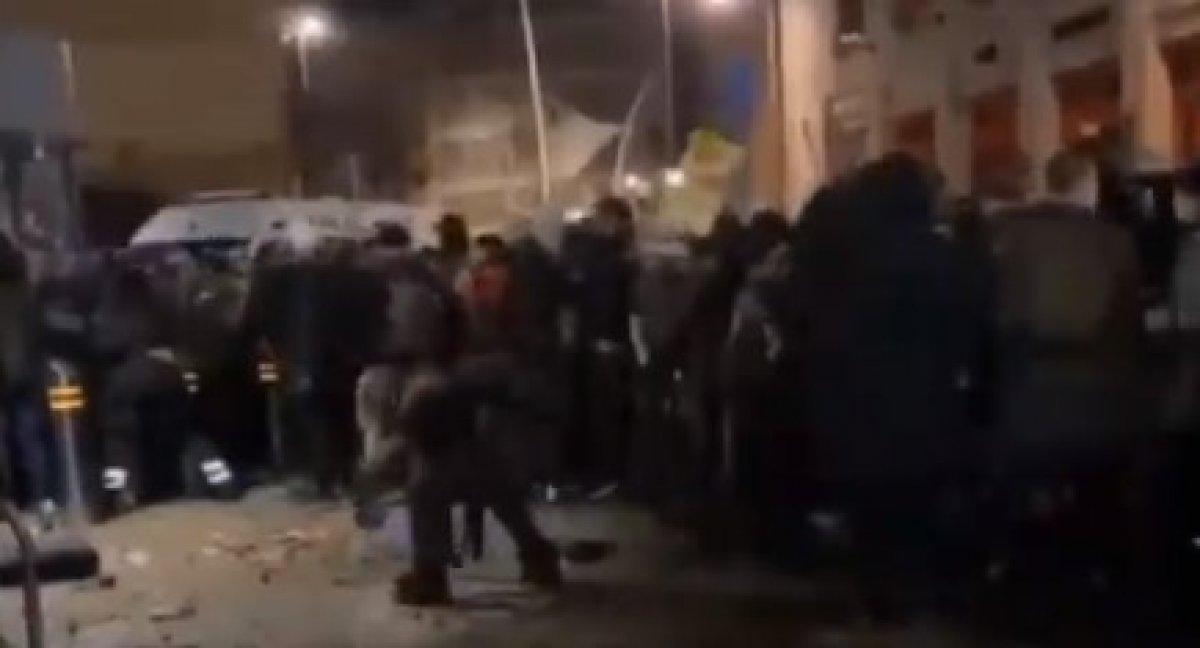 İngiltere'nin Bristol kentinde eylemciler polis karakoluna saldırdı