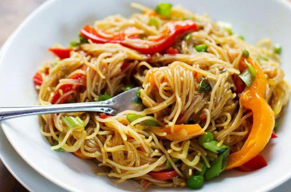 Sebzeli noodle nasıl yapılır, malzemeleri neler? Lezzetli sebzeli noodle tarifi..