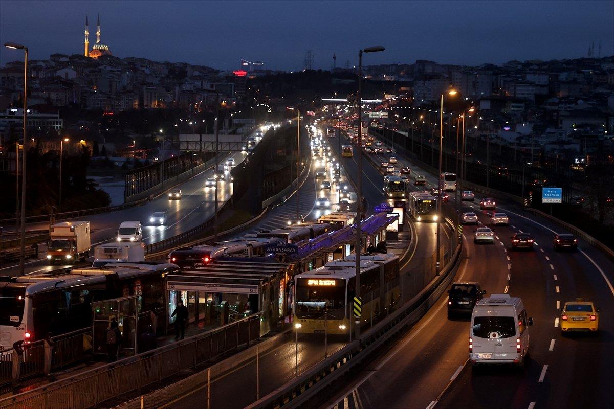 İstanbul'da kısıtlamasının sona ermesiyle trafik yoğunluğu arttı