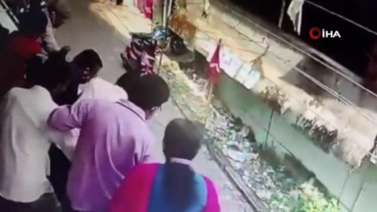 Hindistan'da balkondan düşmekten son anda kurtarıldı