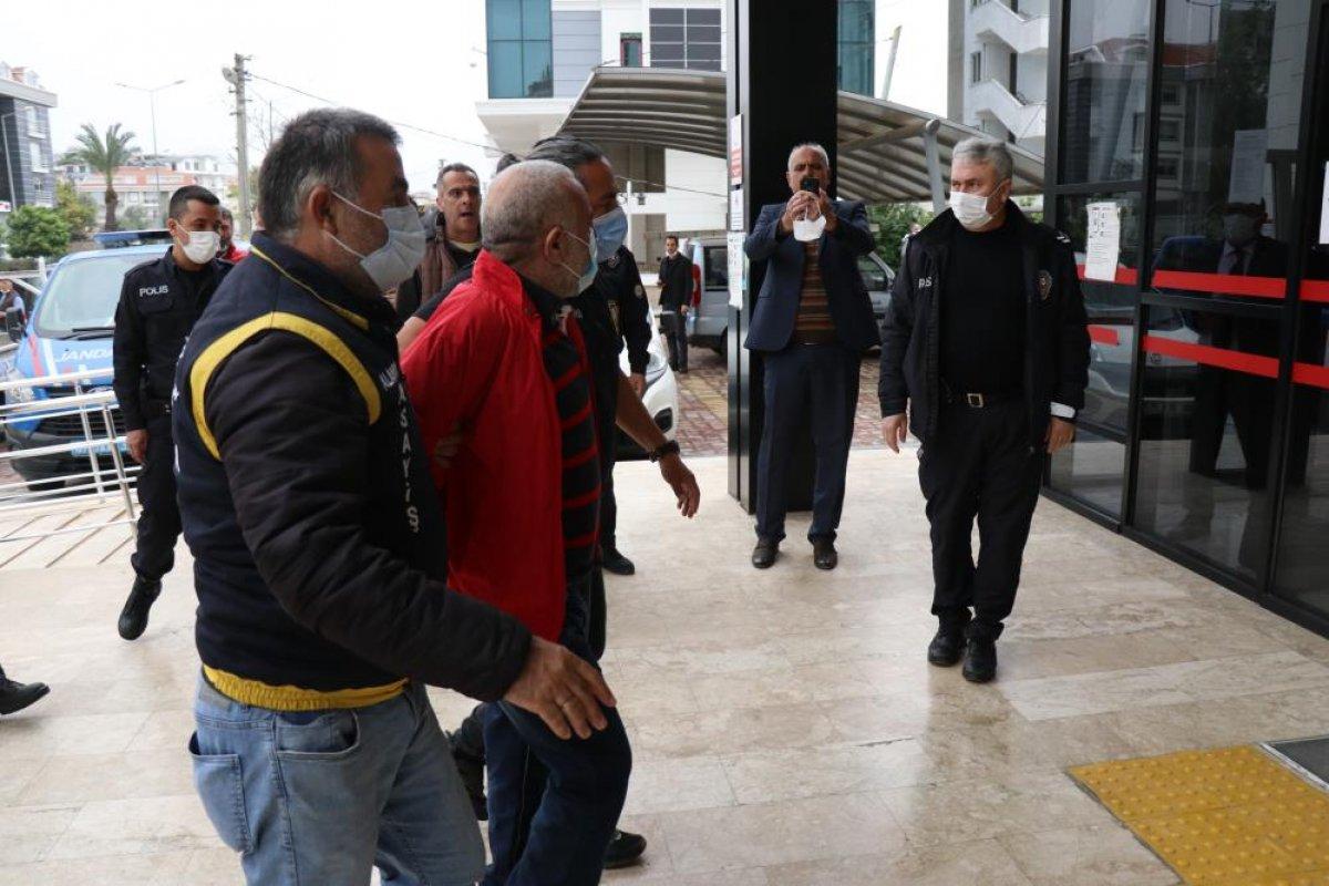 Antalya'da eşini öldüren katile arkadaşları destek çıktı