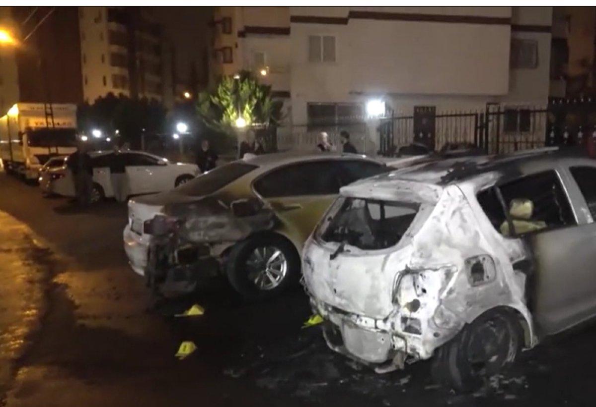 Adana’da kundaklanan otomobil kullanılamaz hale geldi