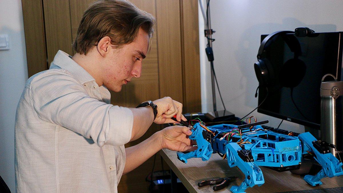 Eskişehirli lise öğrencisi, farklı iş kollarına uygun robot köpek geliştirdi