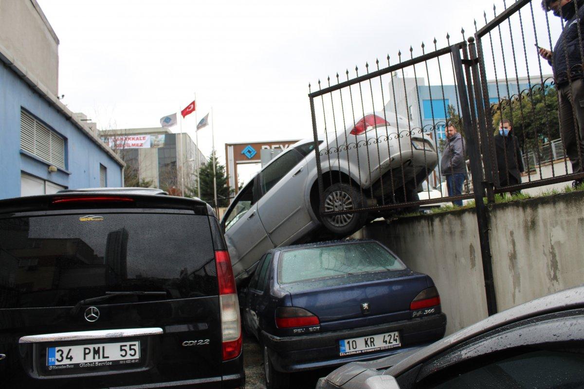 Beylikdüzü’nde aracın otoparka uçtuğu anlar
