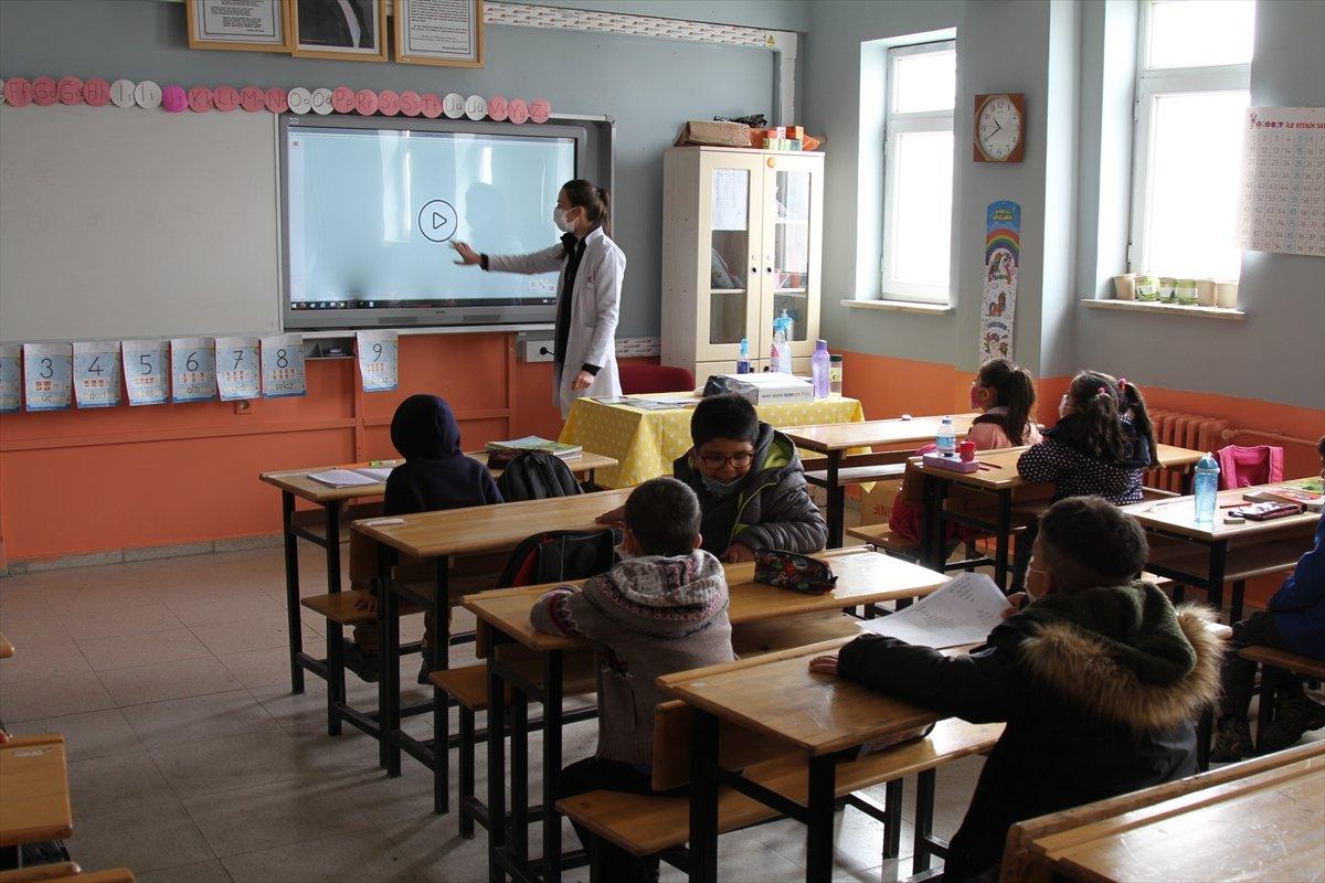 Van'ın Saray ilçesinde ara verilen yüz yüze eğitime başlandı
