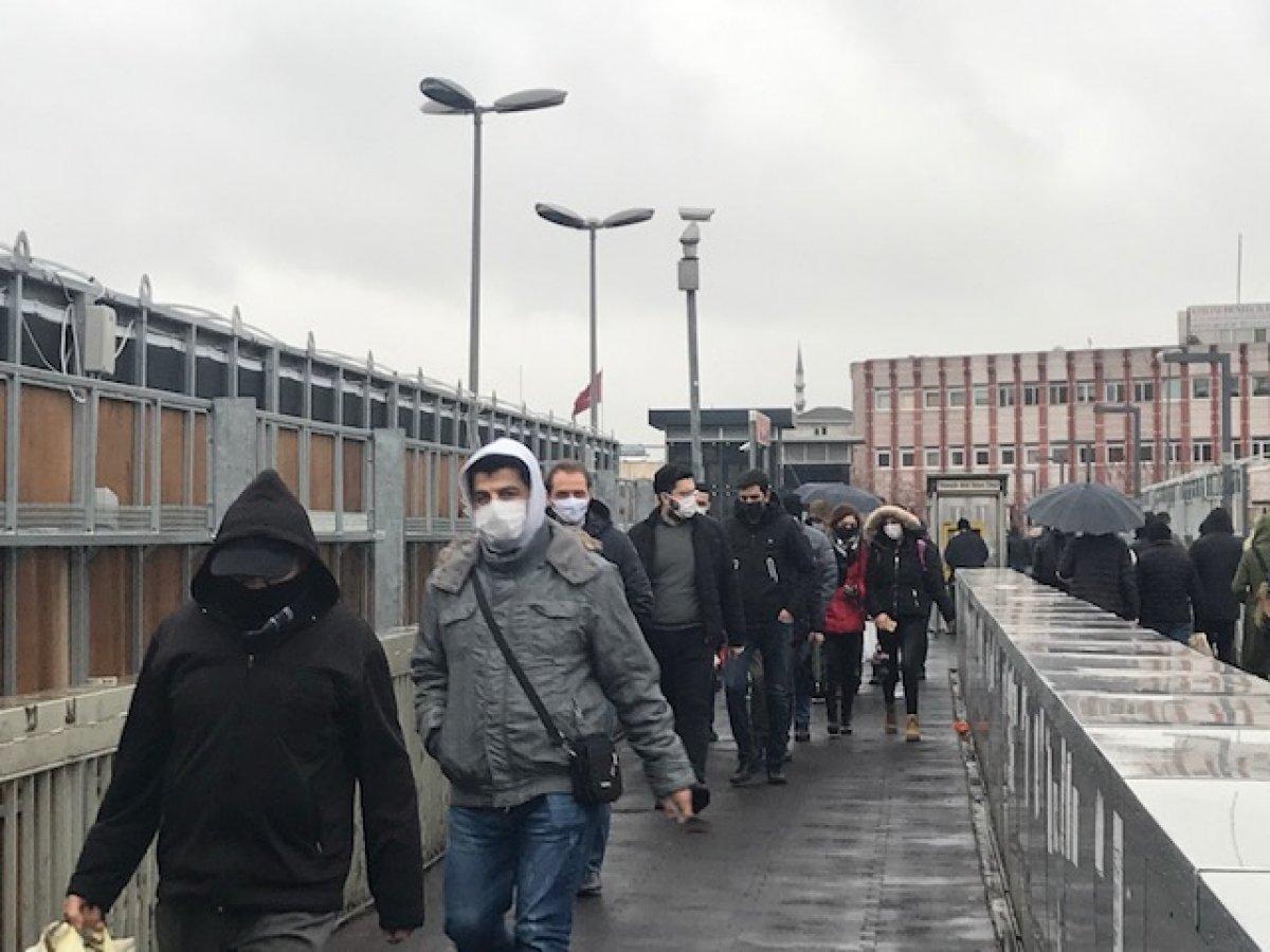 Cevizlibağ'da metrobüs ve tramvaylarda yoğunluk