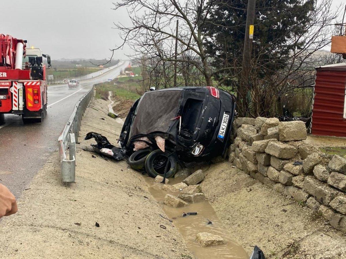 Tekirdağ'da su birikintisine kapılan araç taklalar attı