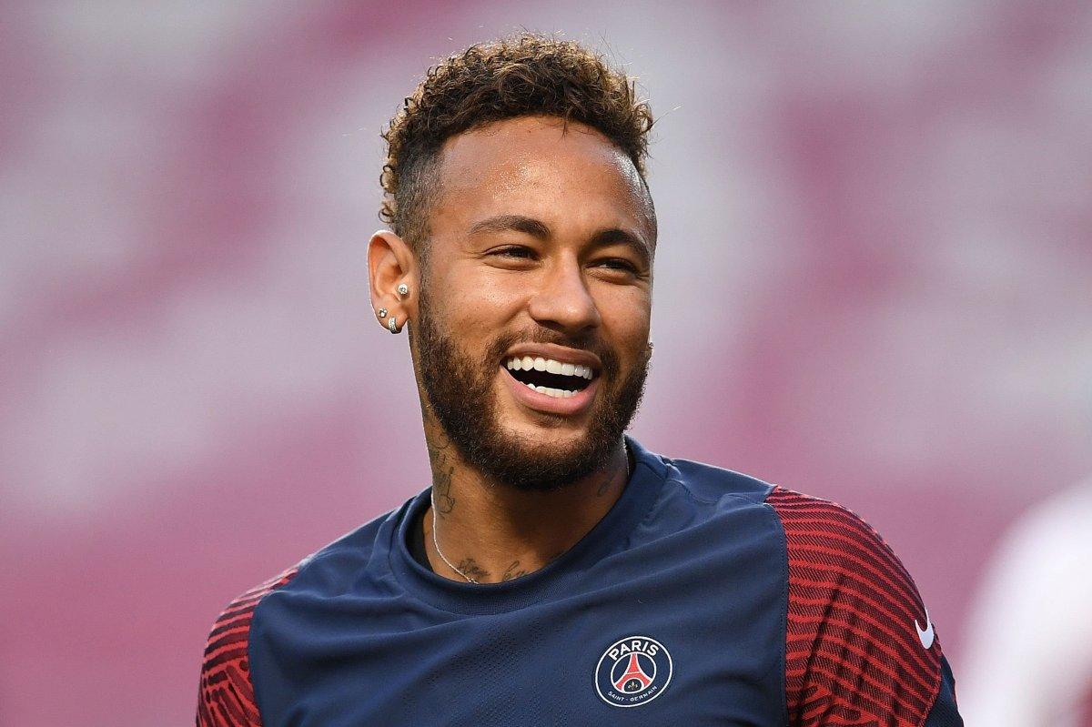 Neymar 140 çalışanın maaşını cebinden ödüyor