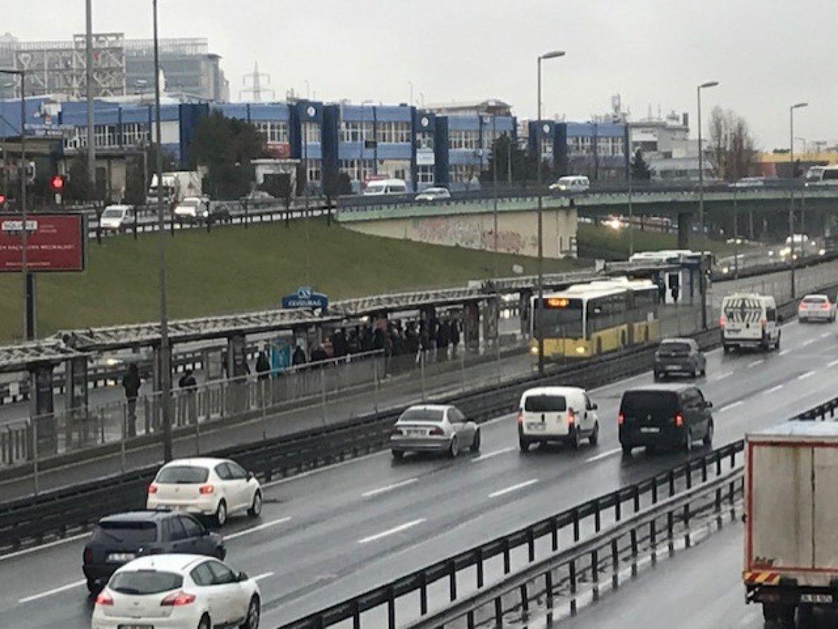 Cevizlibağ'da metrobüs ve tramvaylarda yoğunluk
