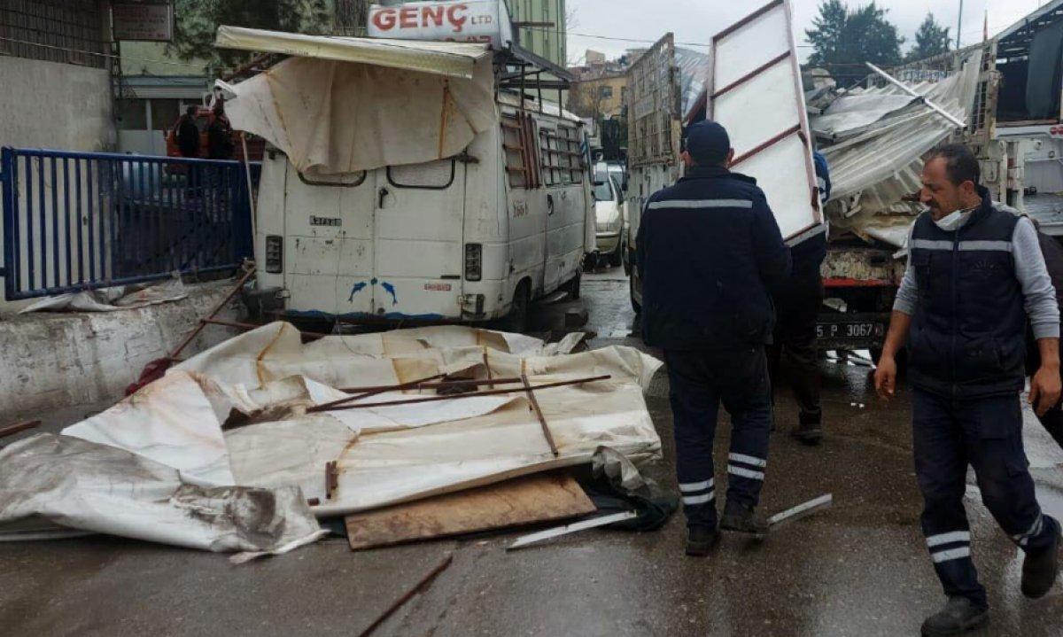 İzmir'de esnaf ile zabıta arasında kavga: 3 yaralı