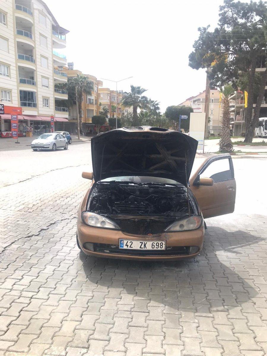 Antalya’da yanan araç, vatandaşların müdahalesi ile söndürüldü