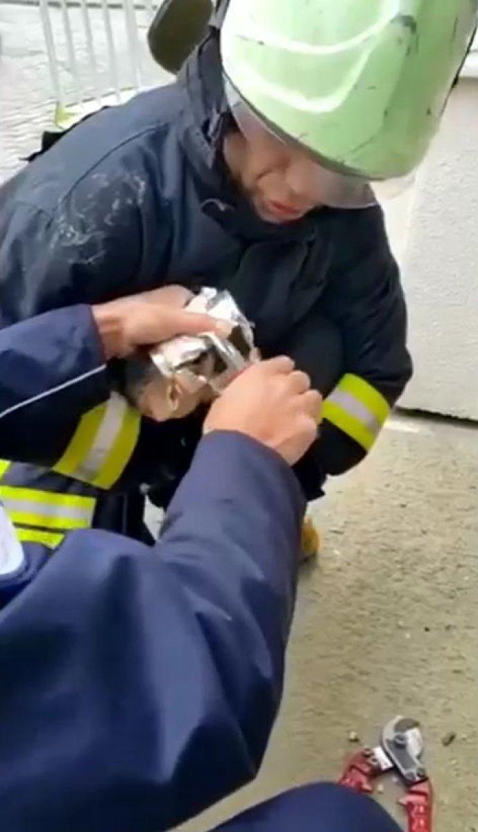 Denizli'de konserve kutusuna sıkışan kedi