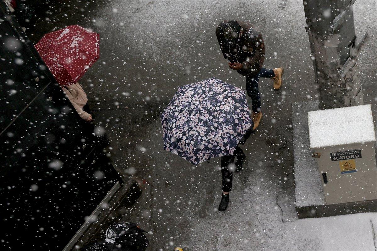 İstanbul'da kar yağışı etkisini gösterdi