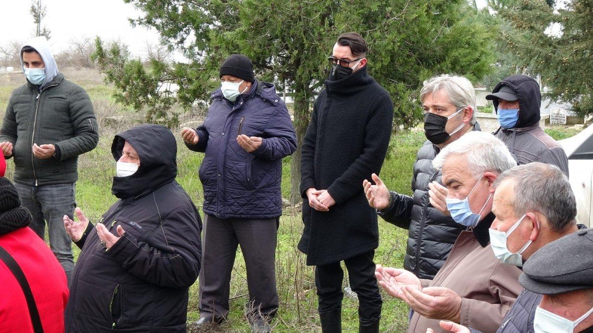 Cem Adrian, babasını son yolculuğuna uğurladı