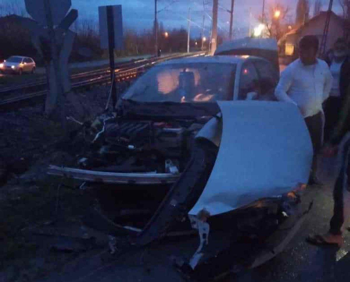 Malatya'da hemzemin geçide giren araca tren çarptı