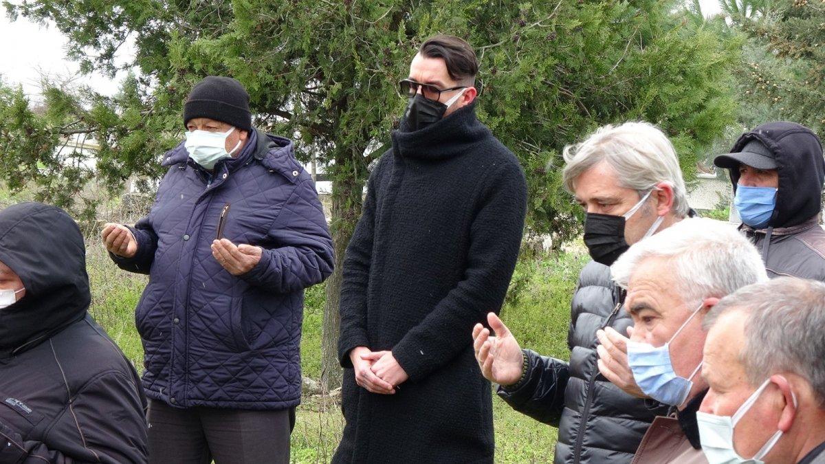 Cem Adrian, babasını son yolculuğuna uğurladı