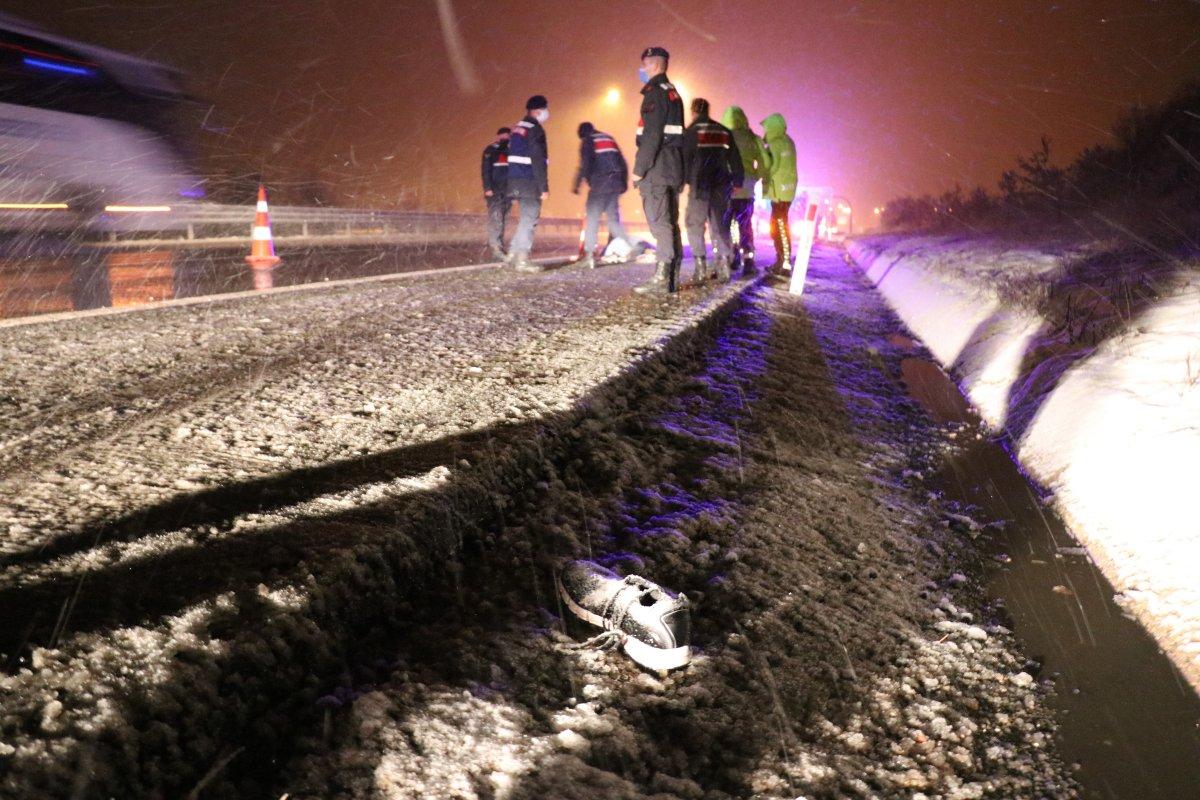 Bolu'da otobüsten indirilen yolcuya kamyon çarptı