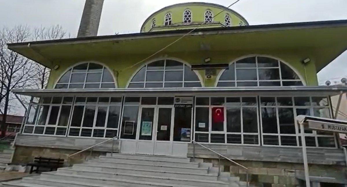 Bursa’da camide doğum yapan kediye cemaat sahip çıktı