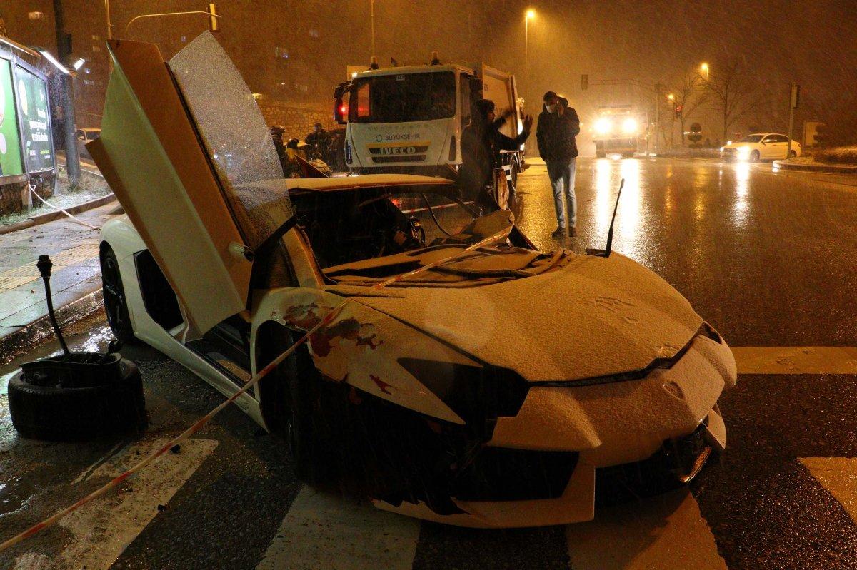 Ankara'da lüks otomobil kar küreme aracı ile motosiklete çarptı