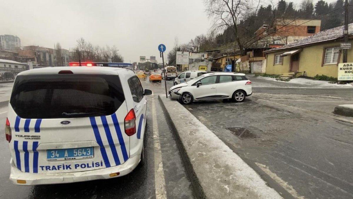 Şişli’de kayan aracın refüje çarpması kamerada