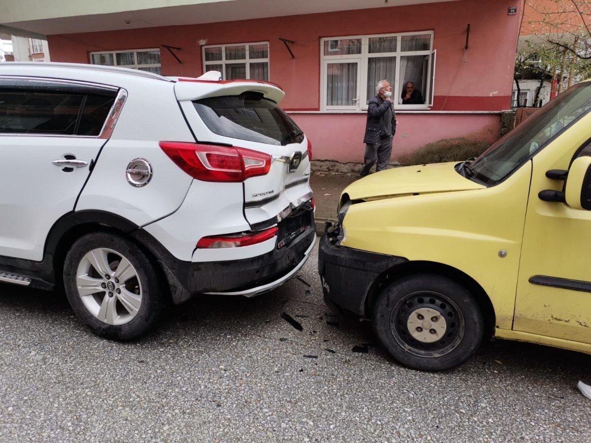 Sakarya'da alkollü sürücü, 3 araca çarpıp kaçtı