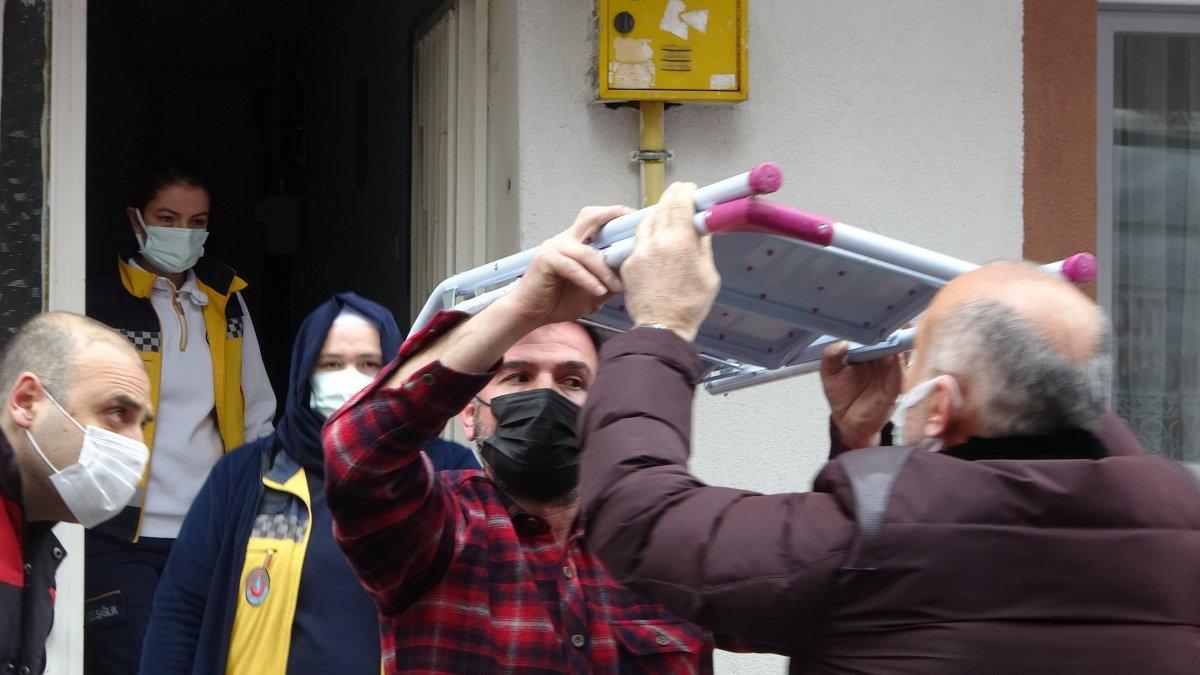 Samsun'da kafasına düşen merdivenle hastaneye kaldırıldı
