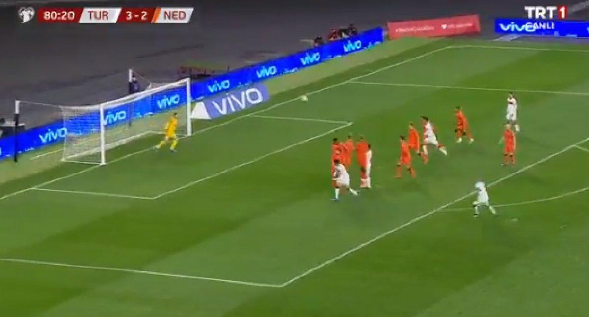 Burak Yılmaz'dan enfes frikik golü