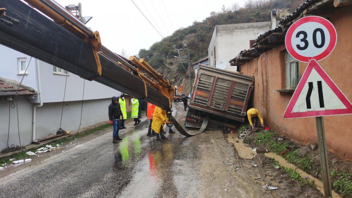 Bursa'da tır önce elektrik direğini sonra eve çarptı