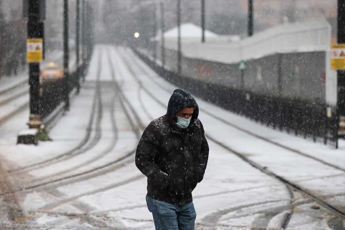İstanbul'da kar yağışı etkisini gösterdi