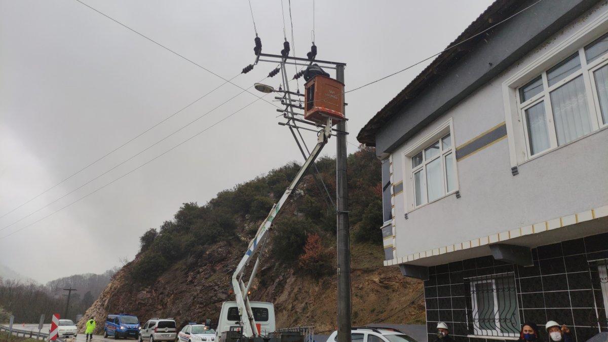 Bursa'da tır önce elektrik direğini sonra eve çarptı