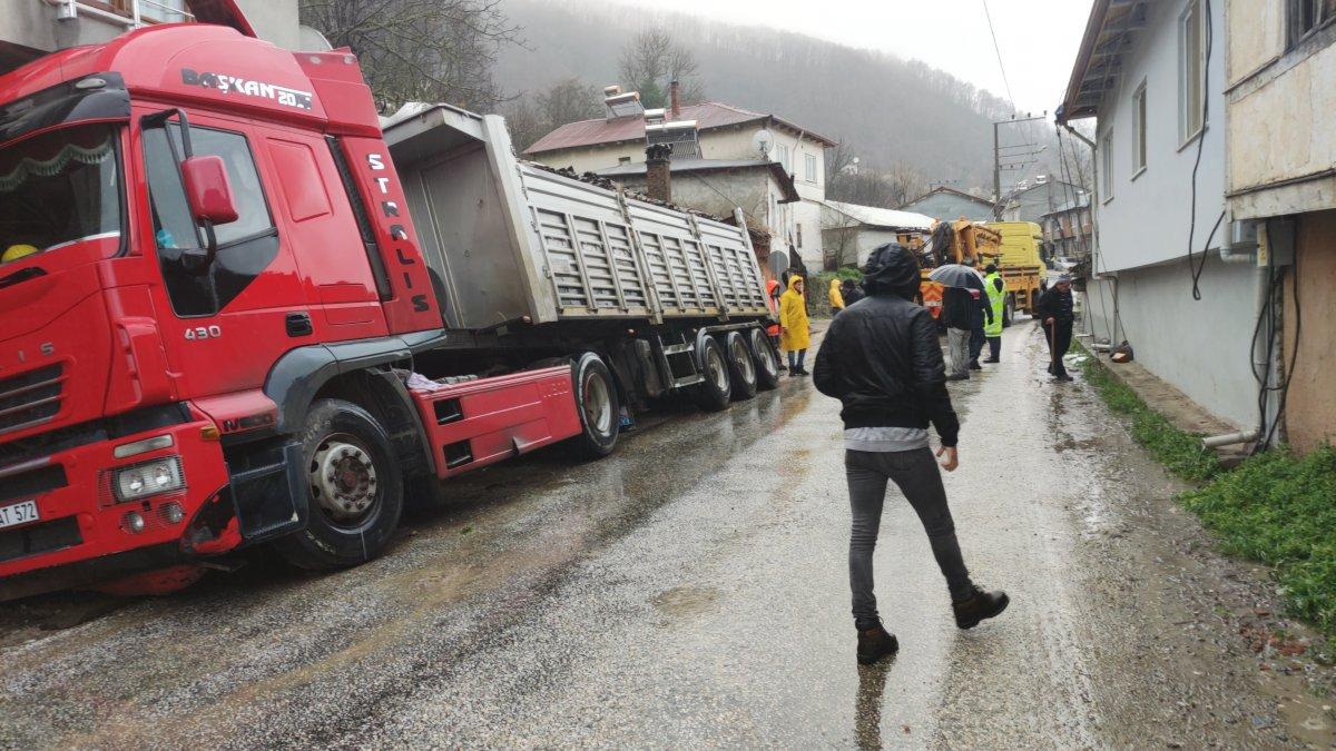 Bursa'da tır önce elektrik direğini sonra eve çarptı