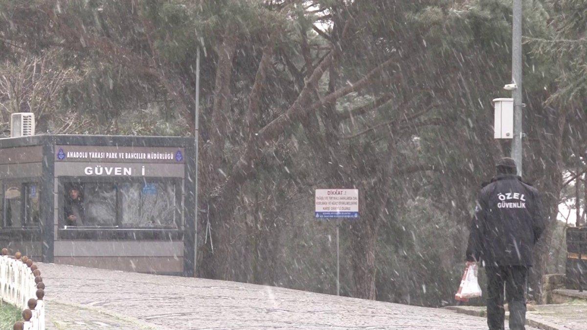 İstanbul'da kar yağışı etkisini gösterdi