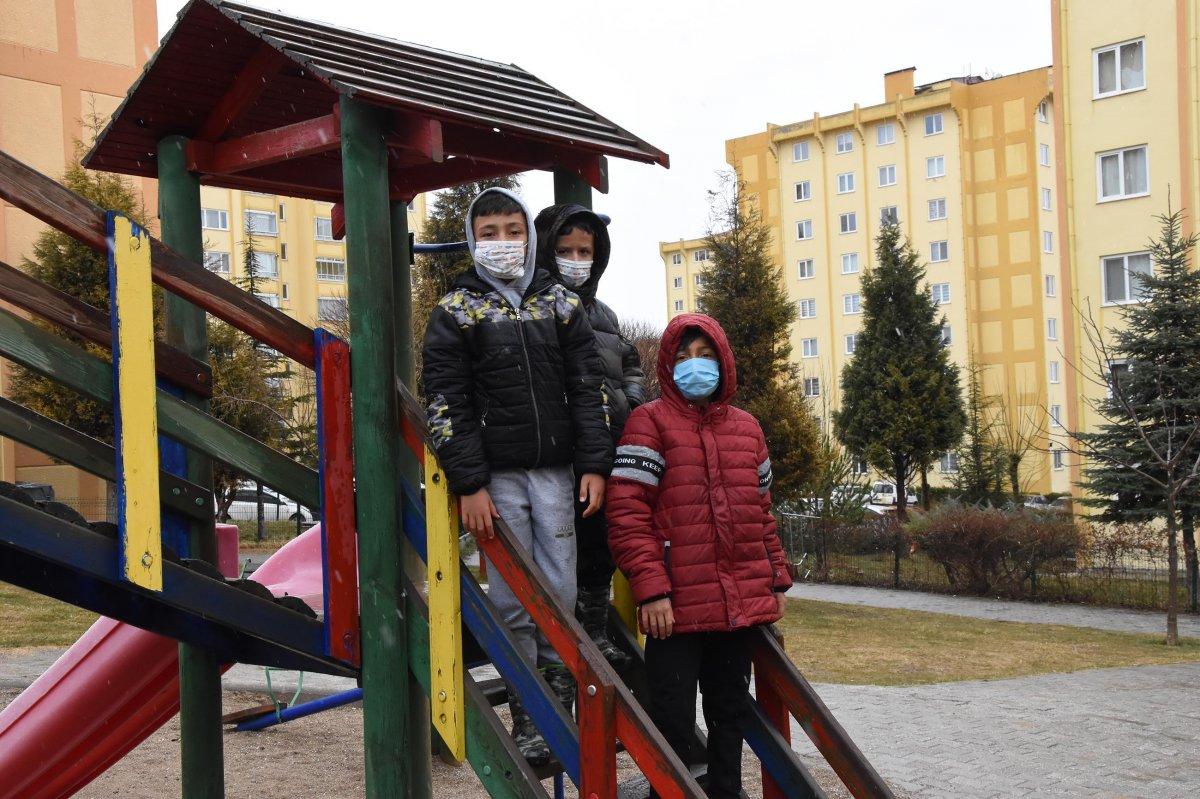 Kütahya’da köpeklerle oynayan 3 çocuğa tırmıkla saldıran hemşire tutuklandı