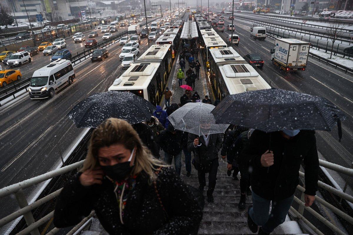 İstanbul'da kar yağışı etkisini gösterdi