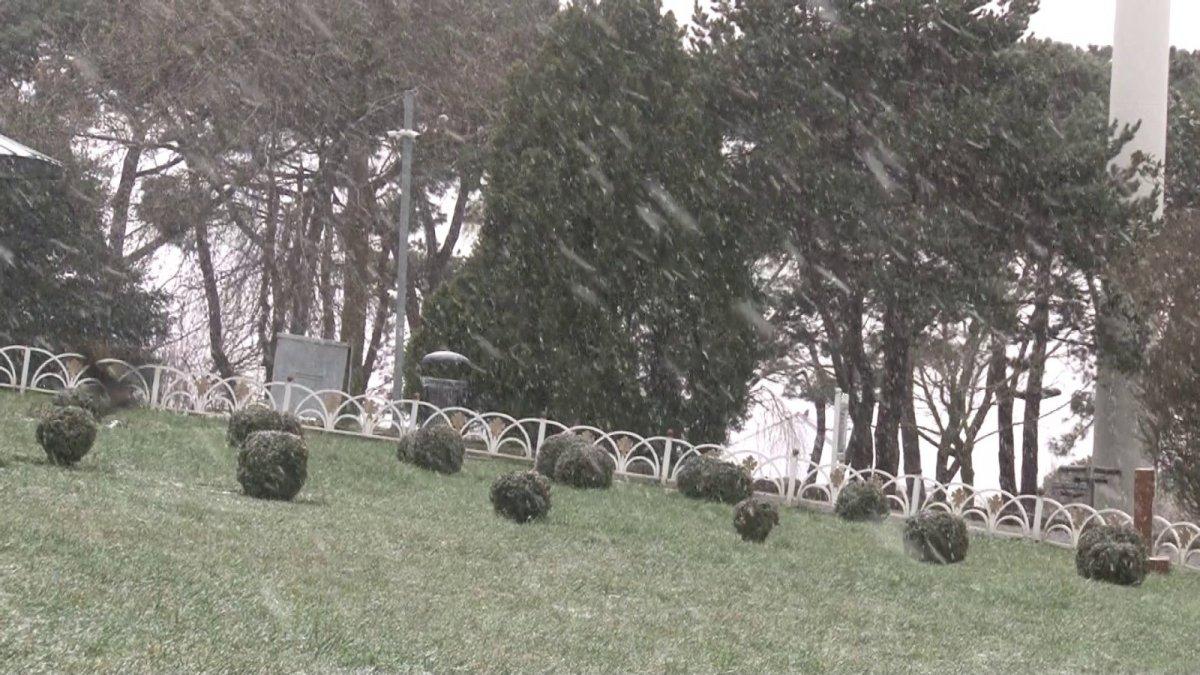 İstanbul'da kar yağışı etkisini gösterdi
