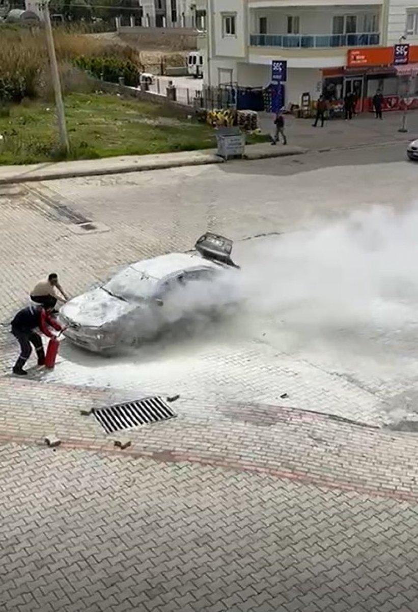 Antalya’da yanan araç, vatandaşların müdahalesi ile söndürüldü