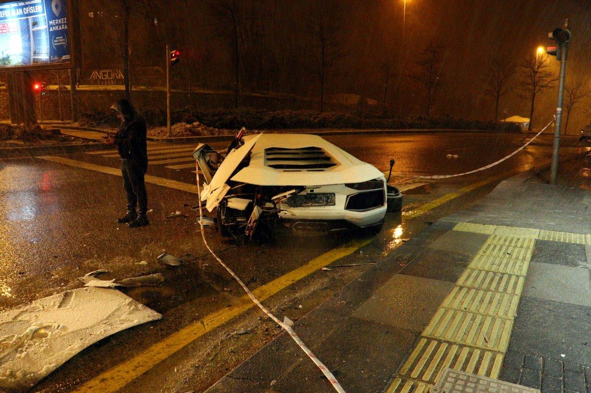 Ankara'da lüks otomobil kar küreme aracı ile motosiklete çarptı