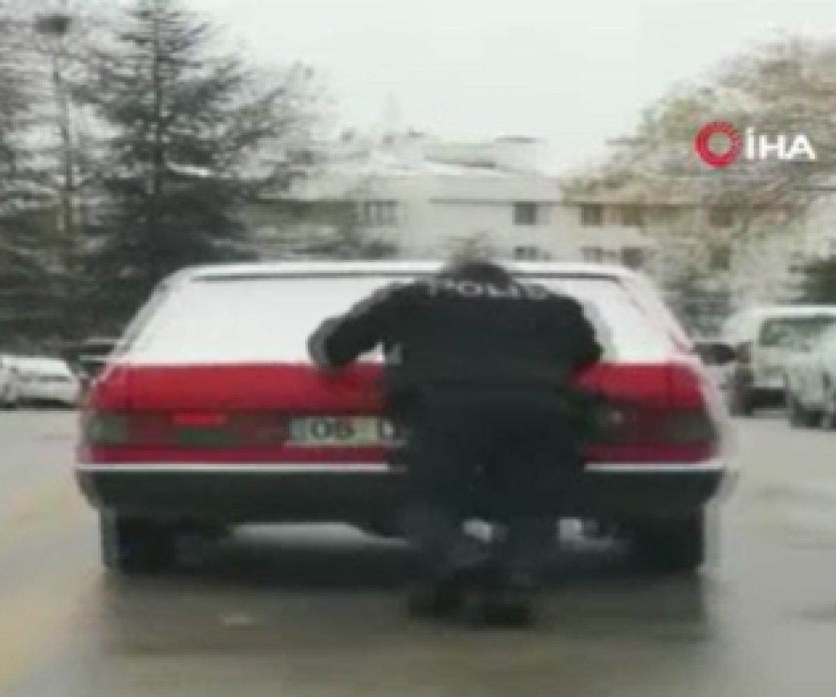 Ankara'da yolda kalan vatandaşın imdadına polis koştu