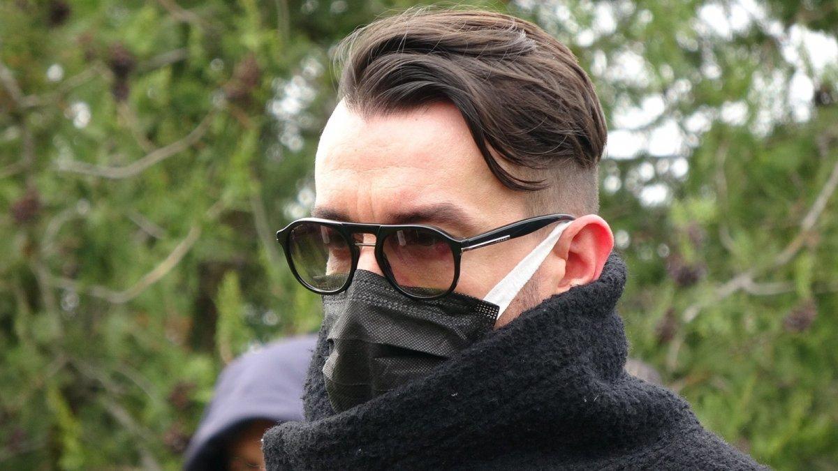 Cem Adrian, babasını son yolculuğuna uğurladı