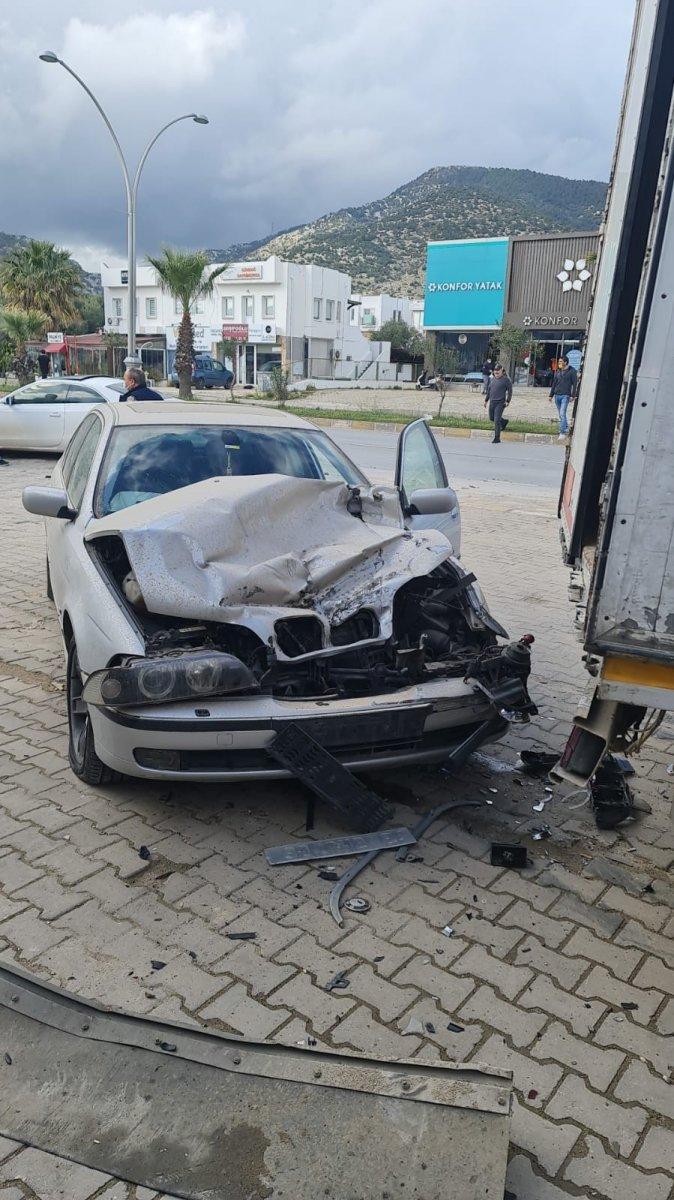 Muğla'da kaza yapan otomobil dehşet saçtı