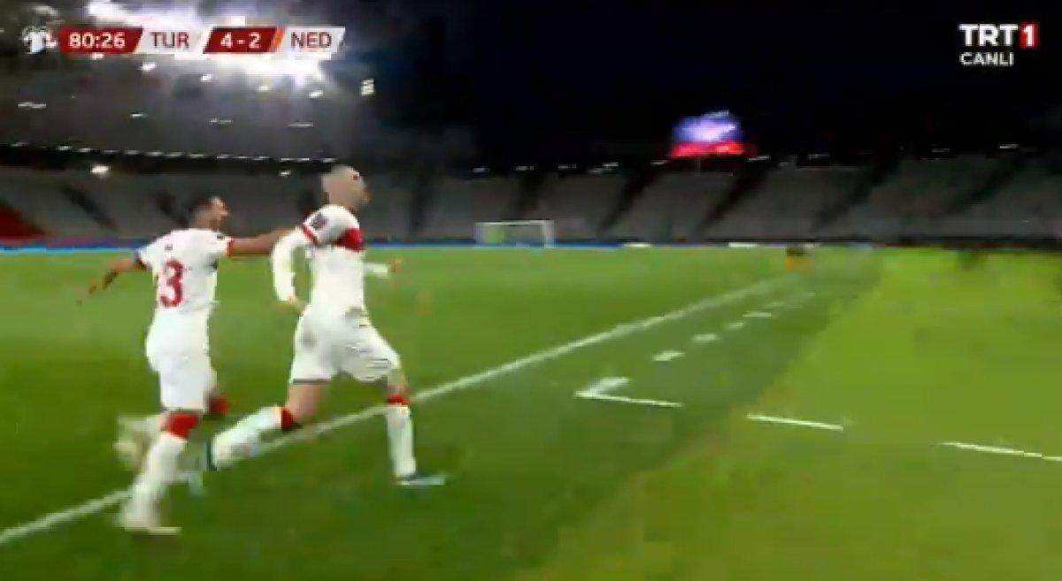 Burak Yılmaz'dan enfes frikik golü