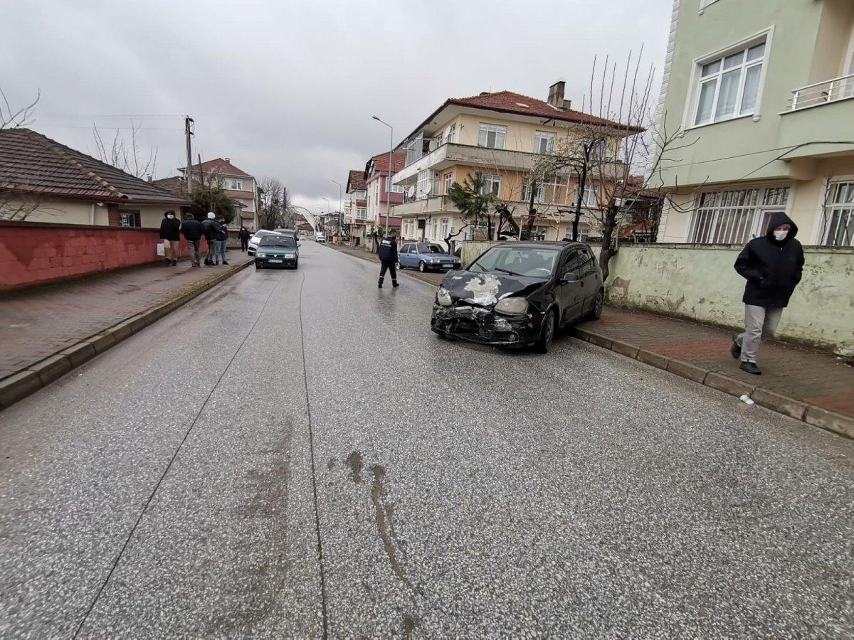 Sakarya'da alkollü sürücü, 3 araca çarpıp kaçtı