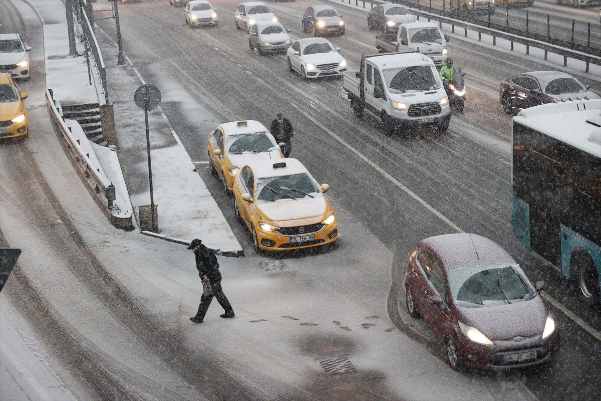 İstanbul'da kar yağışı etkisini gösterdi