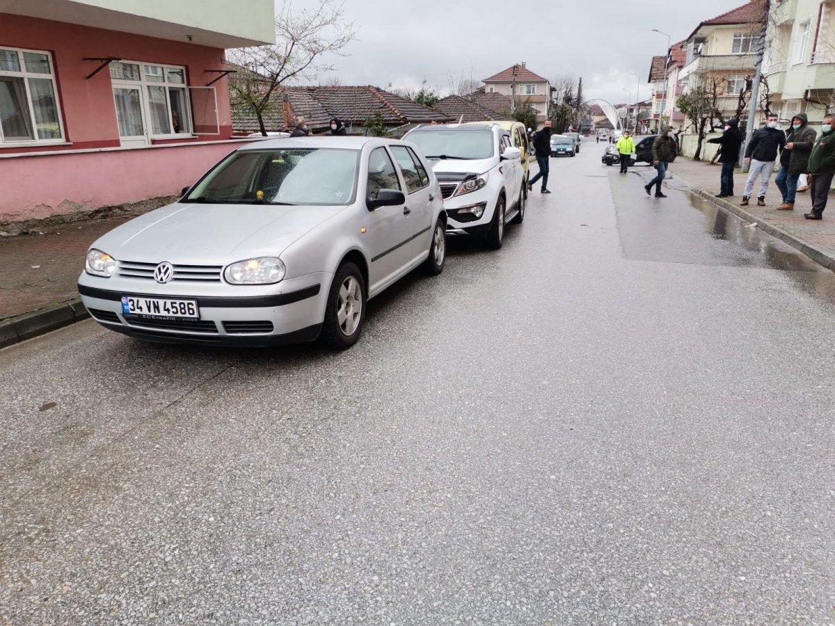 Sakarya'da alkollü sürücü, 3 araca çarpıp kaçtı